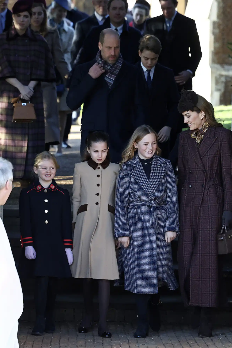 Nh&igrave;n Charlotte t&iacute;u t&iacute;t b&ecirc;n c&aacute;c chị em họ, Th&acirc;n vương William thốt l&ecirc;n một c&acirc;u khiến cha mẹ n&agrave;o cũng rưng rưng đồng cảm- Ảnh 4.