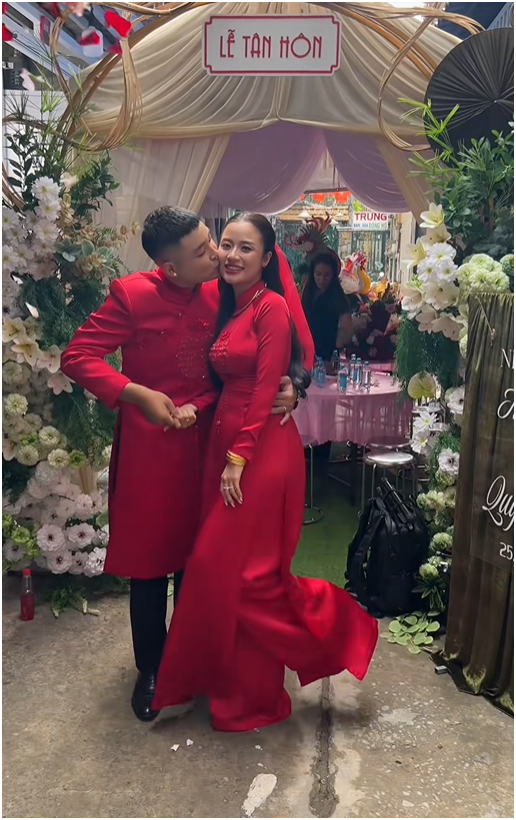 Đ&aacute;m cưới ch&aacute;u nội danh ca Chế Linh: Nhan sắc c&ocirc; d&acirc;u kh&ocirc;ng một điểm trừ, th&acirc;n thế ch&uacute; rể g&acirc;y bất ngờ lớn- Ảnh 4.