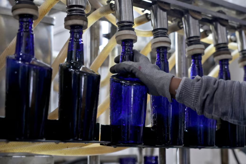 Nghịch l&yacute;: X&acirc;y nh&agrave; m&aacute;y rượu, bia tr&ecirc;n "sa mạc", c&aacute;c &ocirc;ng lớn to&agrave;n cầu loay hoay trong cơn kh&aacute;t nước- Ảnh 2.