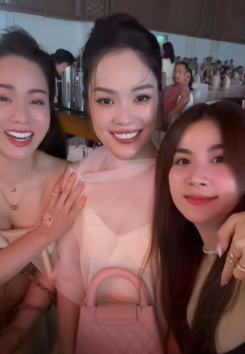 Đ&aacute;m cưới nam diễn vi&ecirc;n Vbiz v&agrave; vợ b&aacute;c sĩ k&eacute;m 16 tuổi: C&ocirc; d&acirc;u ch&uacute; rể s&aacute;nh đ&ocirc;i, d&agrave;n sao nổi tiếng tham dự- Ảnh 5.