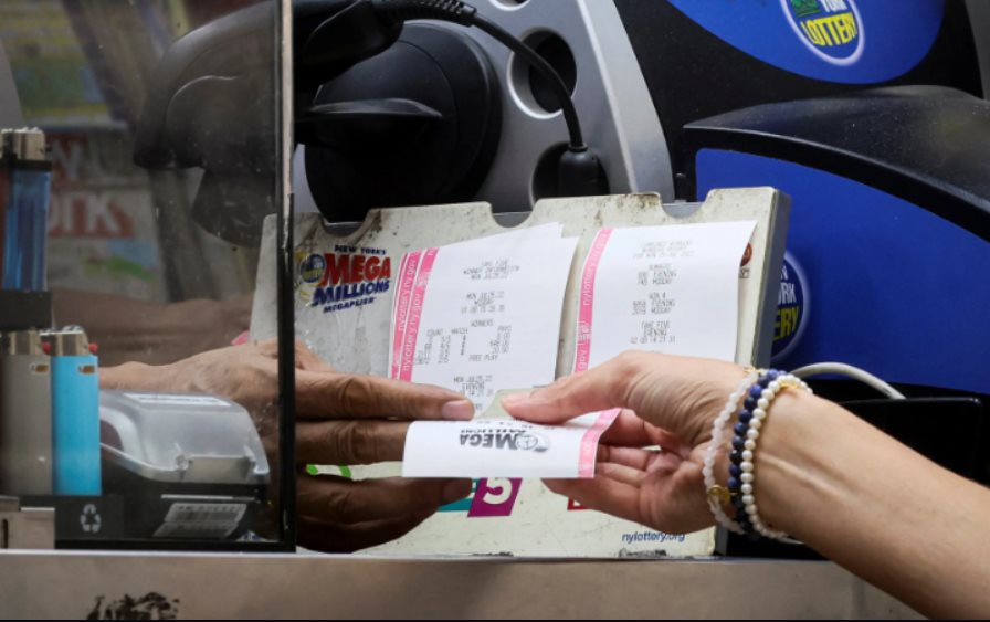 Vừa tr&uacute;ng số độc đắc, cậu sinh vi&ecirc;n ngh&egrave;o lập tức chuyển khoản cho 3 người: Quyết định m&agrave; 25 năm sau vẫn nhớ m&atilde;i kh&ocirc;ng qu&ecirc;n- Ảnh 1.