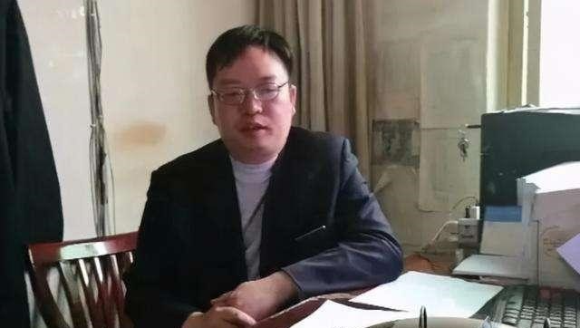 Ph&aacute;t hiện một thủ khoa đại học về qu&ecirc; l&agrave;m bảo vệ chợ, lương 7 triệu/ th&aacute;ng- Ảnh 1.