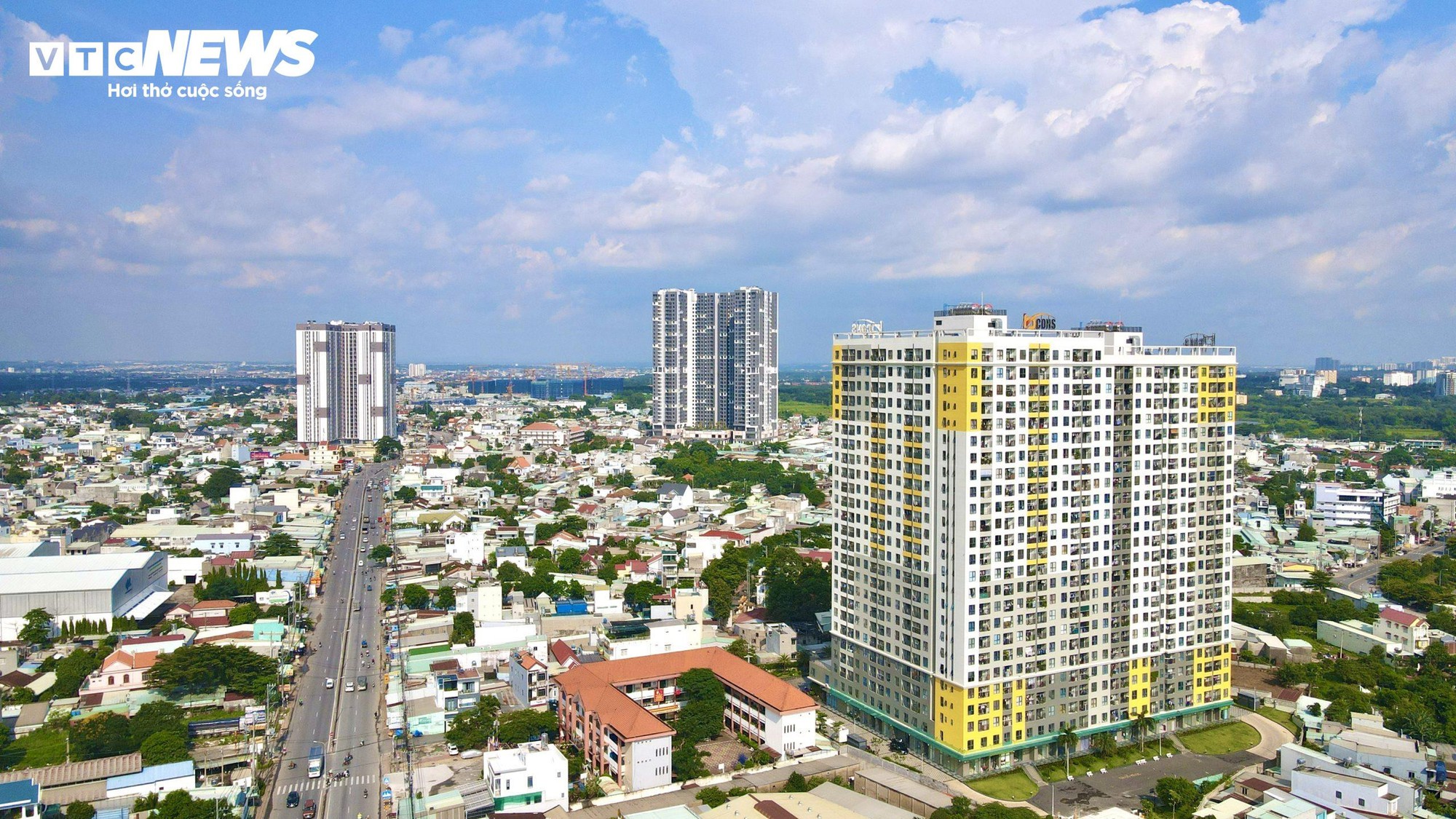 Chung cư 'mọc' d&agrave;y đặc, người trẻ TP.HCM vẫn xa giấc mơ an cư- Ảnh 6.