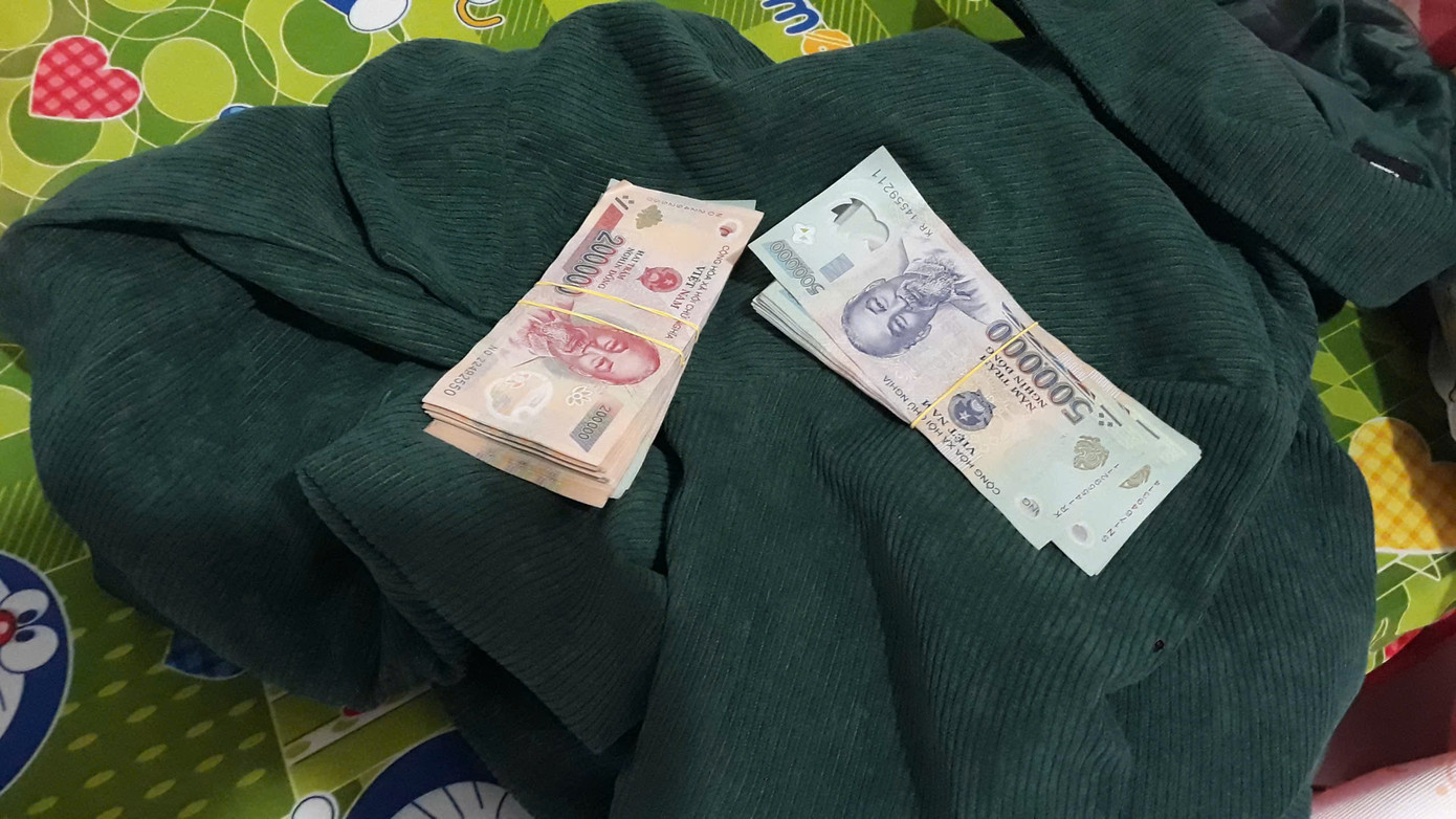 Cô gái đi chợ thấy người khác đeo dây chuyền vàng liền lao vào giật- Ảnh 1.