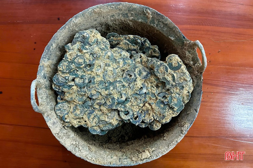 Đi t&igrave;m phế liệu, người d&acirc;n H&agrave; Tĩnh ph&aacute;t hiện kho b&aacute;u nặng 15kg: H&agrave;ng ngh&igrave;n đồng tiền kết th&agrave;nh mảng được đ&agrave;o l&ecirc;n- Ảnh 1.