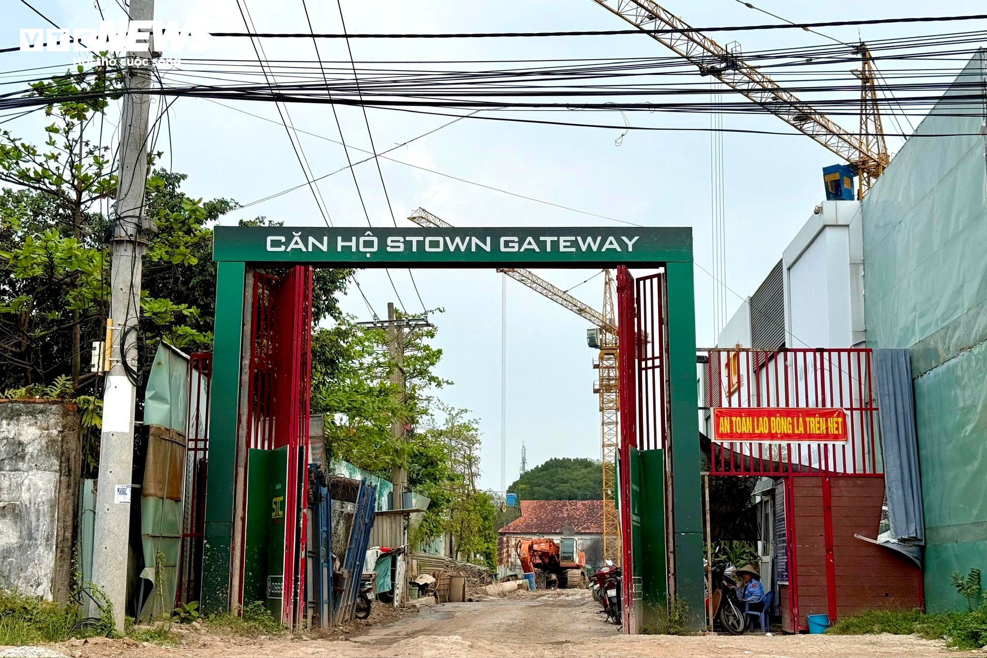 Chung cư 'mọc' d&agrave;y đặc, người trẻ TP.HCM vẫn xa giấc mơ an cư- Ảnh 1.