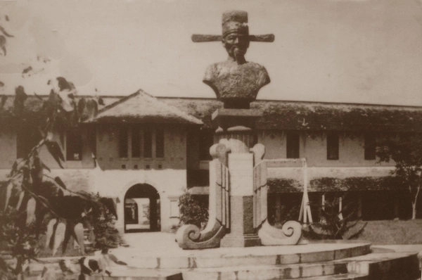 Ng&ocirc;i trường trăm tuổi ở miền T&acirc;y từng bị "doạ" đập đi x&acirc;y lại: Kiến tr&uacute;c cổ k&iacute;nh cực đẹp, trong trường c&ograve;n c&oacute; b&agrave;n thờ với &yacute; nghĩa đặc biệt- Ảnh 2.