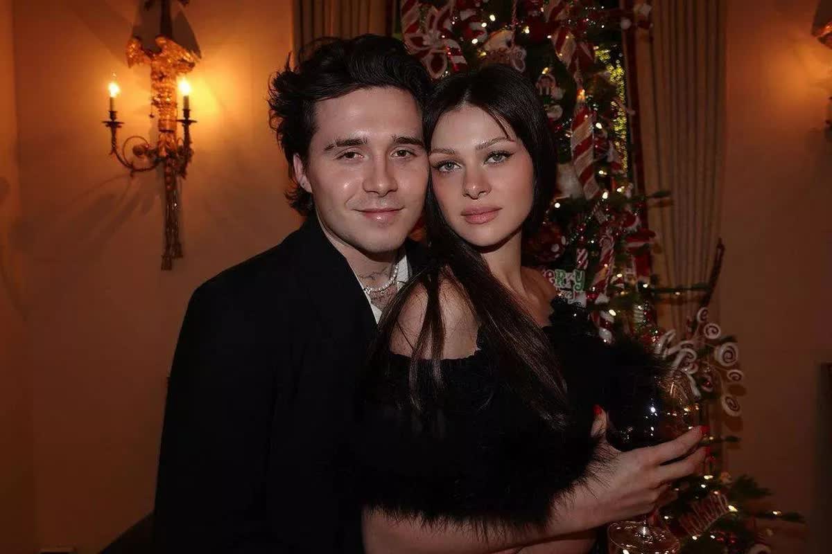 Vợ chồng Beckham &ocirc;m nhau nhảy m&uacute;a giữa l&uacute;c bị con cả 