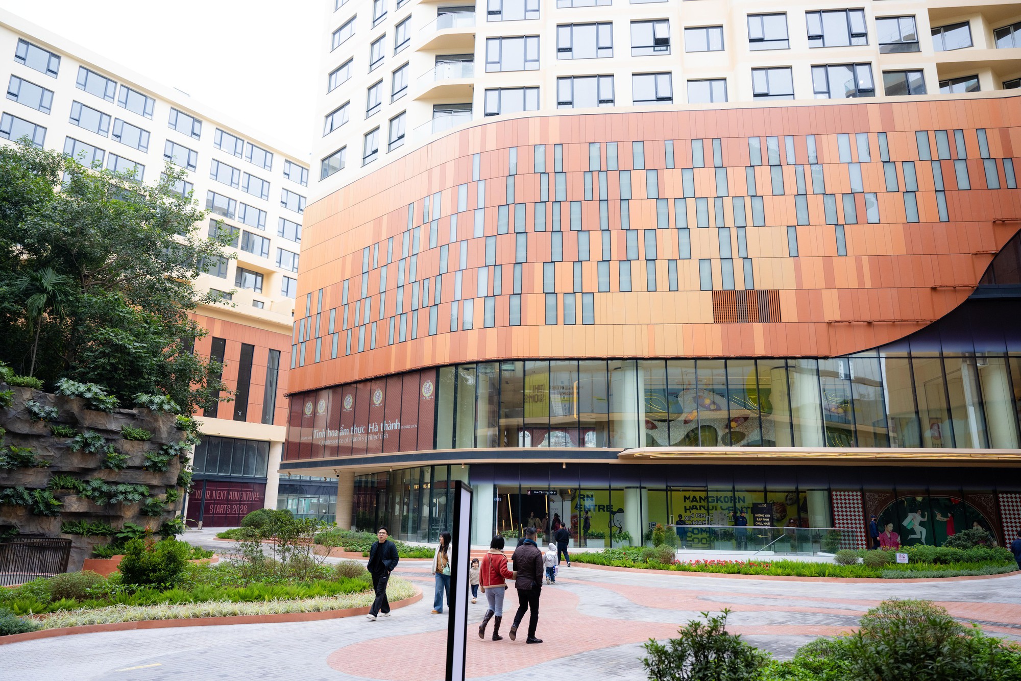 TTTM Hanoi Centre vừa ra mắt H&agrave; Nội: Kh&ocirc;ng gian sang như kh&aacute;ch sạn 5 sao, kỳ c&ocirc;ng bảo tồn c&acirc;y đa giữa khu&ocirc;n vi&ecirc;n- Ảnh 3.