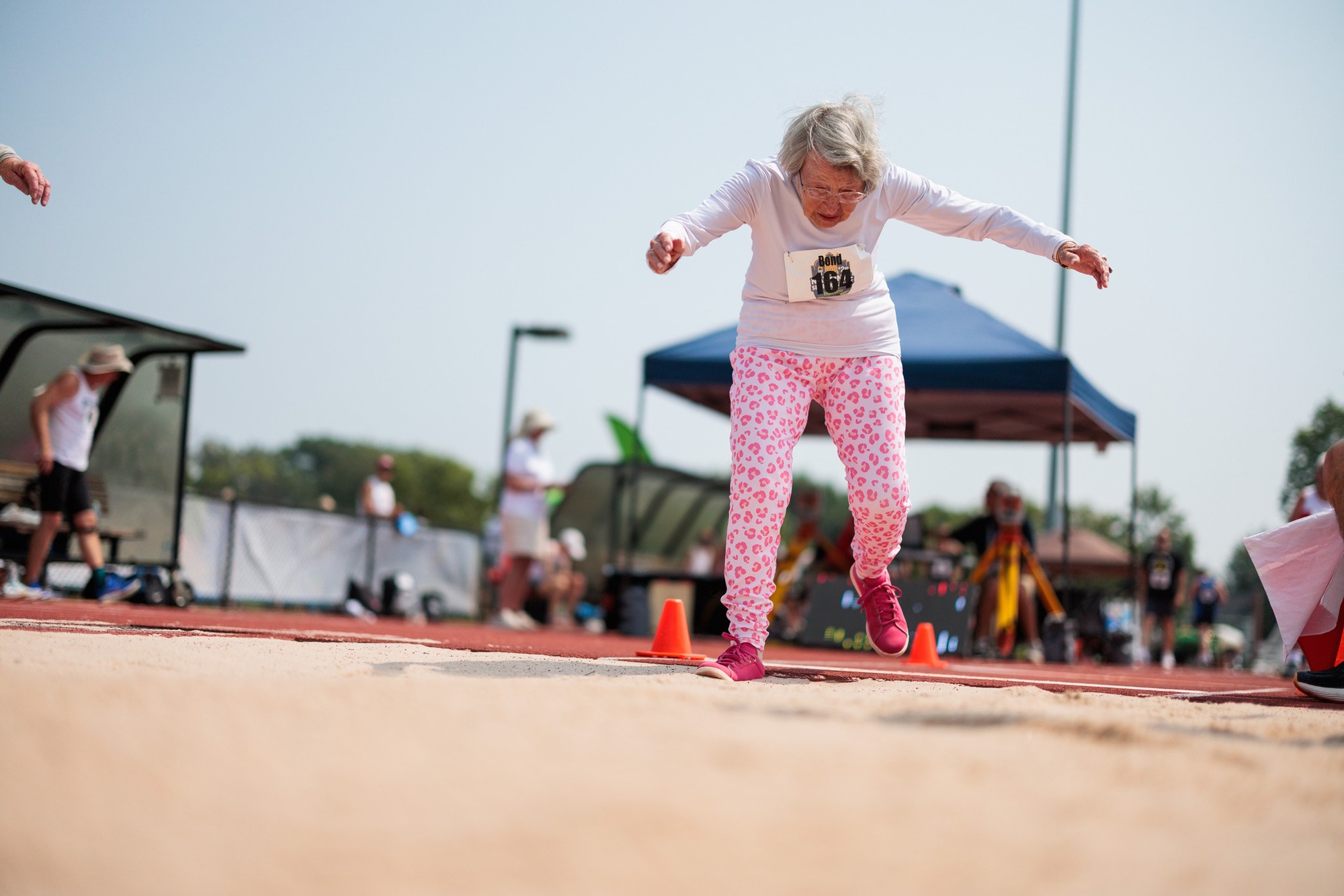 Người phụ nữ 101 tuổi vẫn tham gia Đại hội thể thao: B&iacute; quyết sống thọ kh&ocirc;ng phải l&agrave; thuốc bổ, c&agrave;ng kh&ocirc;ng cần ph&ograve;ng gym đắt tiền- Ảnh 3.