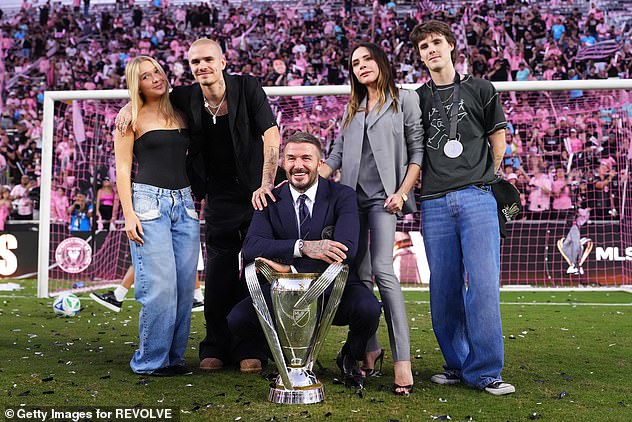 L&yacute; do thực sự khiến vợ chồng Beckham bị con cả 