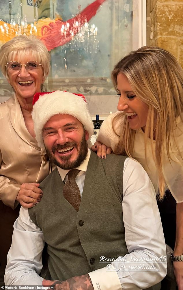 Vợ chồng Beckham &ocirc;m nhau nhảy m&uacute;a giữa l&uacute;c bị con cả 