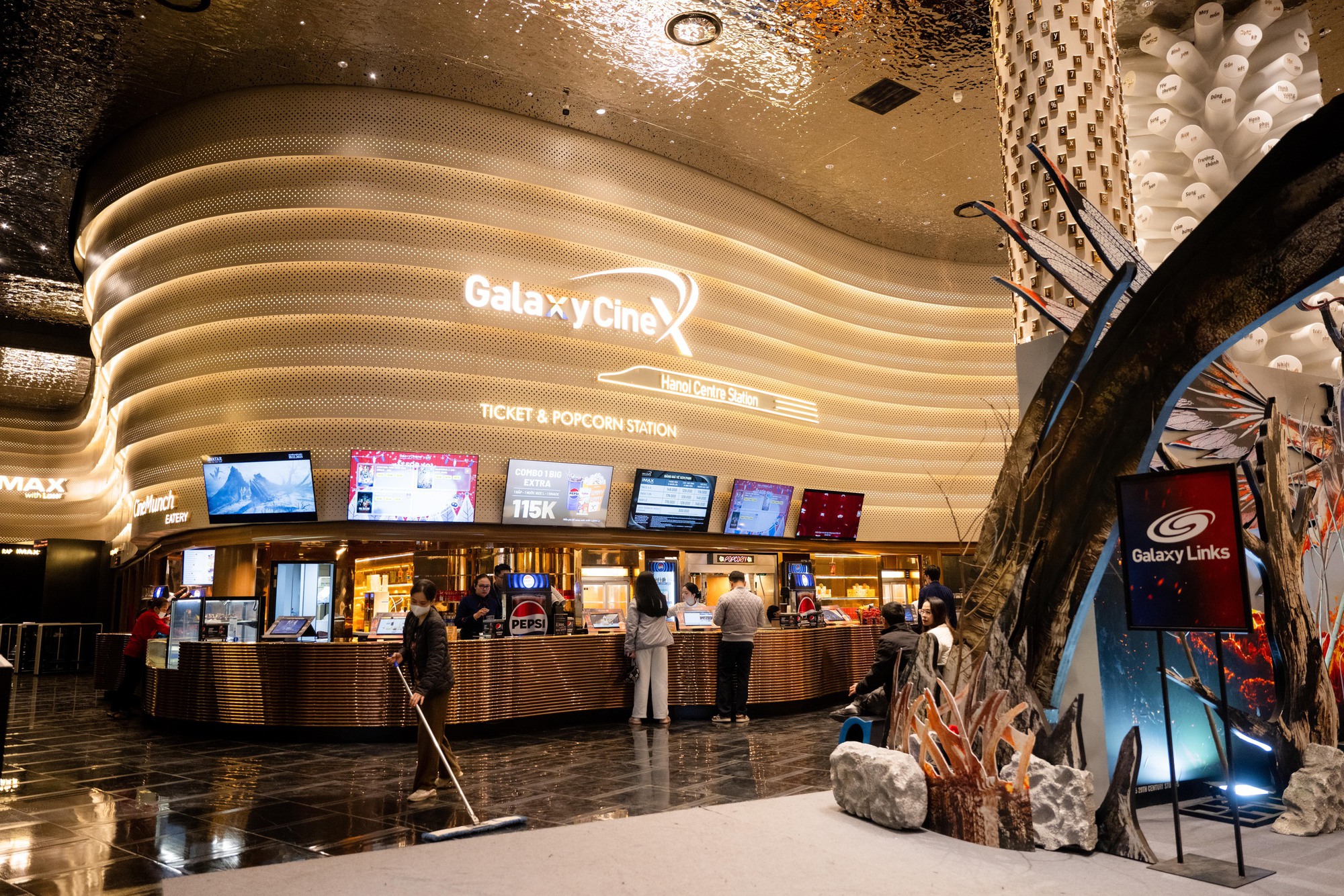 TTTM Hanoi Centre vừa ra mắt H&agrave; Nội: Kh&ocirc;ng gian sang như kh&aacute;ch sạn 5 sao, kỳ c&ocirc;ng bảo tồn c&acirc;y đa giữa khu&ocirc;n vi&ecirc;n- Ảnh 15.