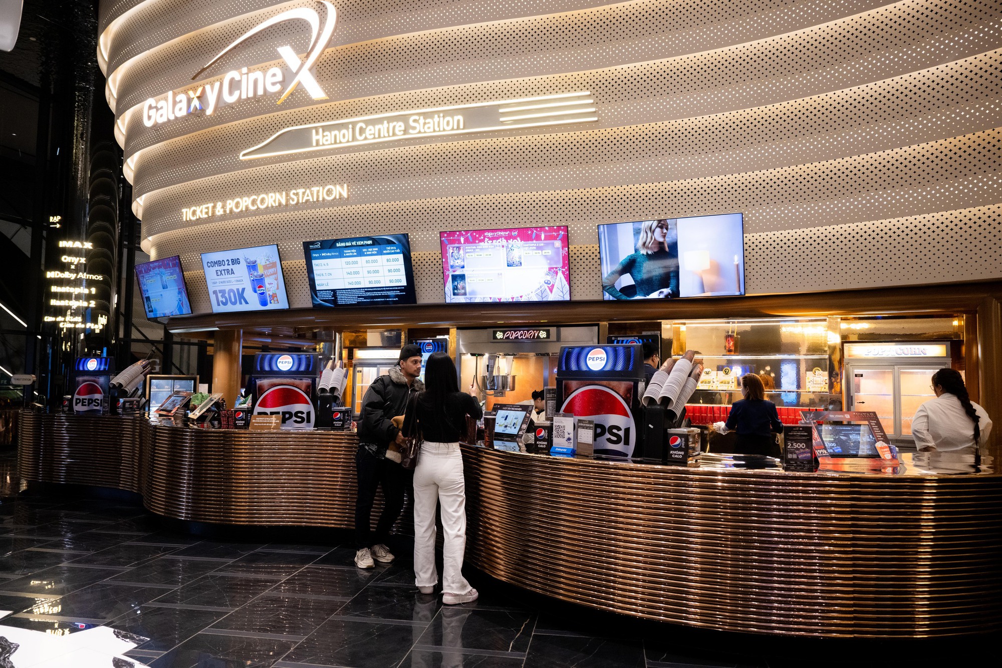 TTTM Hanoi Centre vừa ra mắt H&agrave; Nội: Kh&ocirc;ng gian sang như kh&aacute;ch sạn 5 sao, kỳ c&ocirc;ng bảo tồn c&acirc;y đa giữa khu&ocirc;n vi&ecirc;n- Ảnh 16.