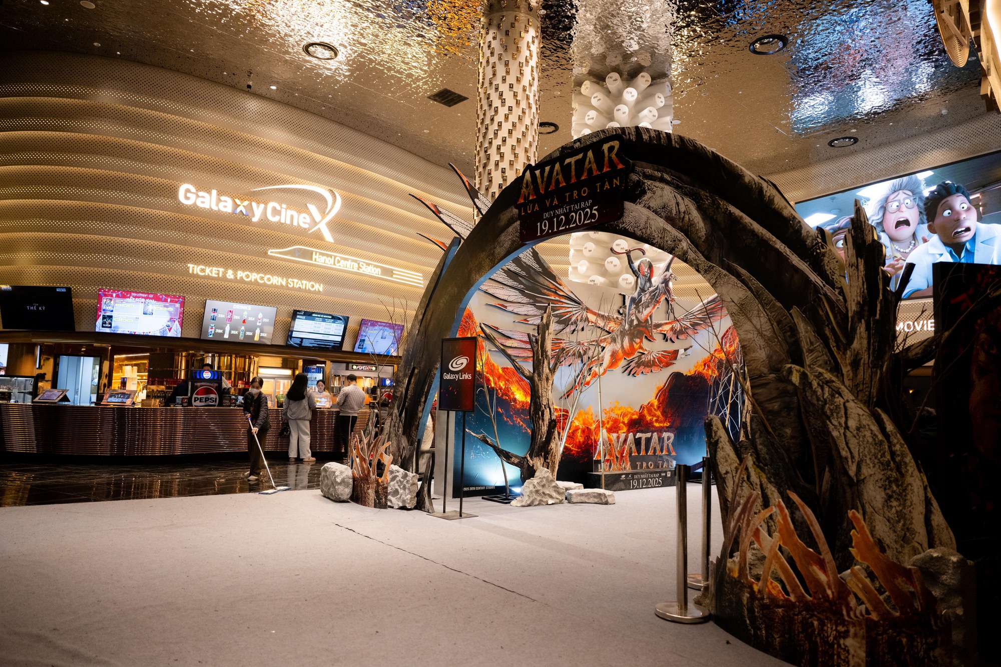 TTTM Hanoi Centre vừa ra mắt H&agrave; Nội: Kh&ocirc;ng gian sang như kh&aacute;ch sạn 5 sao, kỳ c&ocirc;ng bảo tồn c&acirc;y đa giữa khu&ocirc;n vi&ecirc;n- Ảnh 17.