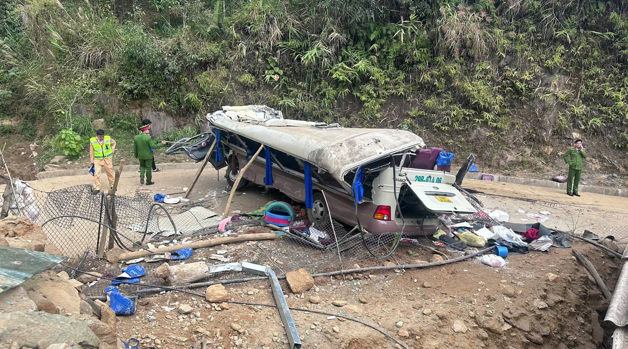 Vụ lật xe chở đo&agrave;n gi&aacute;o vi&ecirc;n đi từ thiện khiến 9 người tử vong: Hầu hết nạn nh&acirc;n sống tại H&agrave; Nội- Ảnh 1.