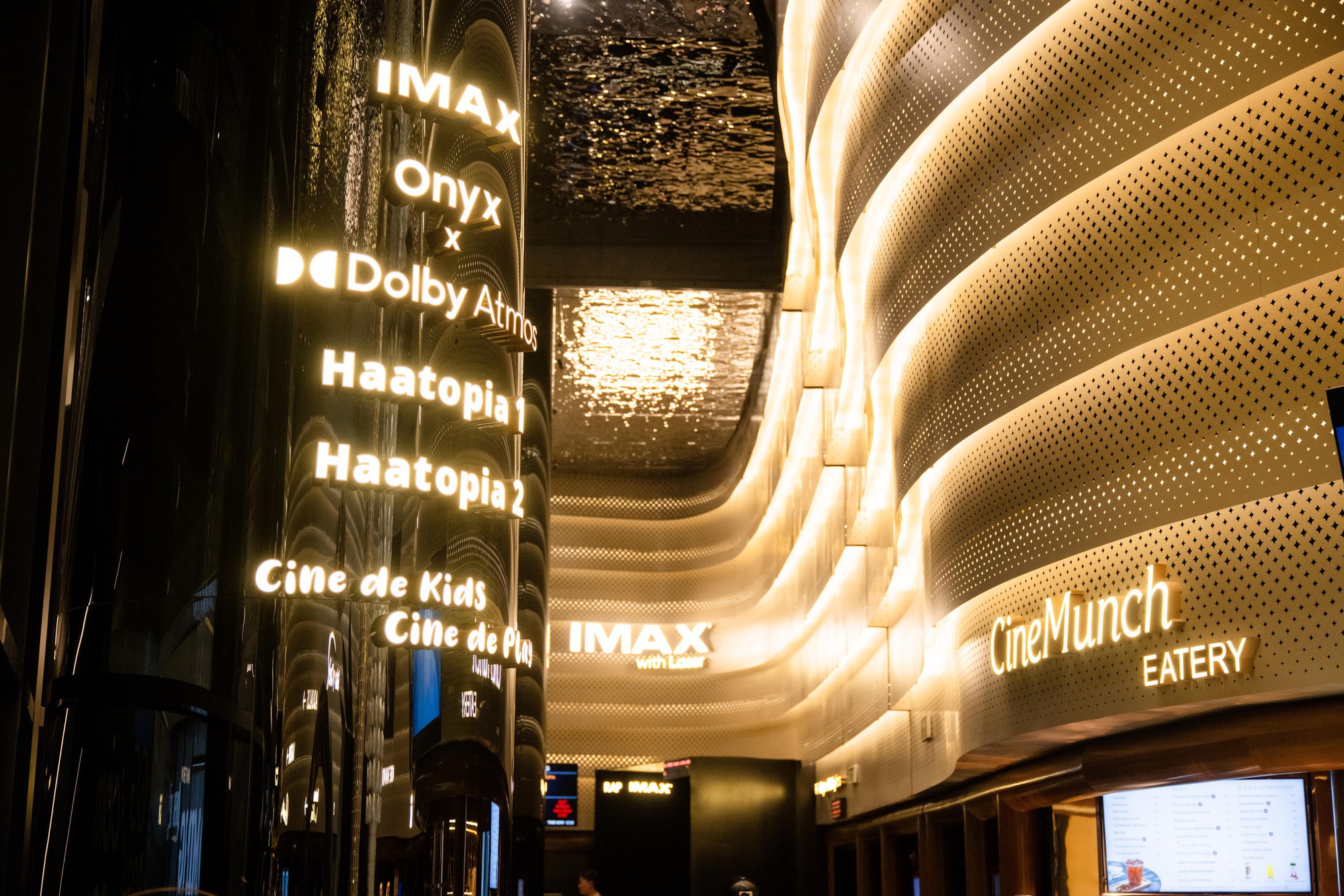 TTTM Hanoi Centre vừa ra mắt H&agrave; Nội: Kh&ocirc;ng gian sang như kh&aacute;ch sạn 5 sao, kỳ c&ocirc;ng bảo tồn c&acirc;y đa giữa khu&ocirc;n vi&ecirc;n- Ảnh 18.