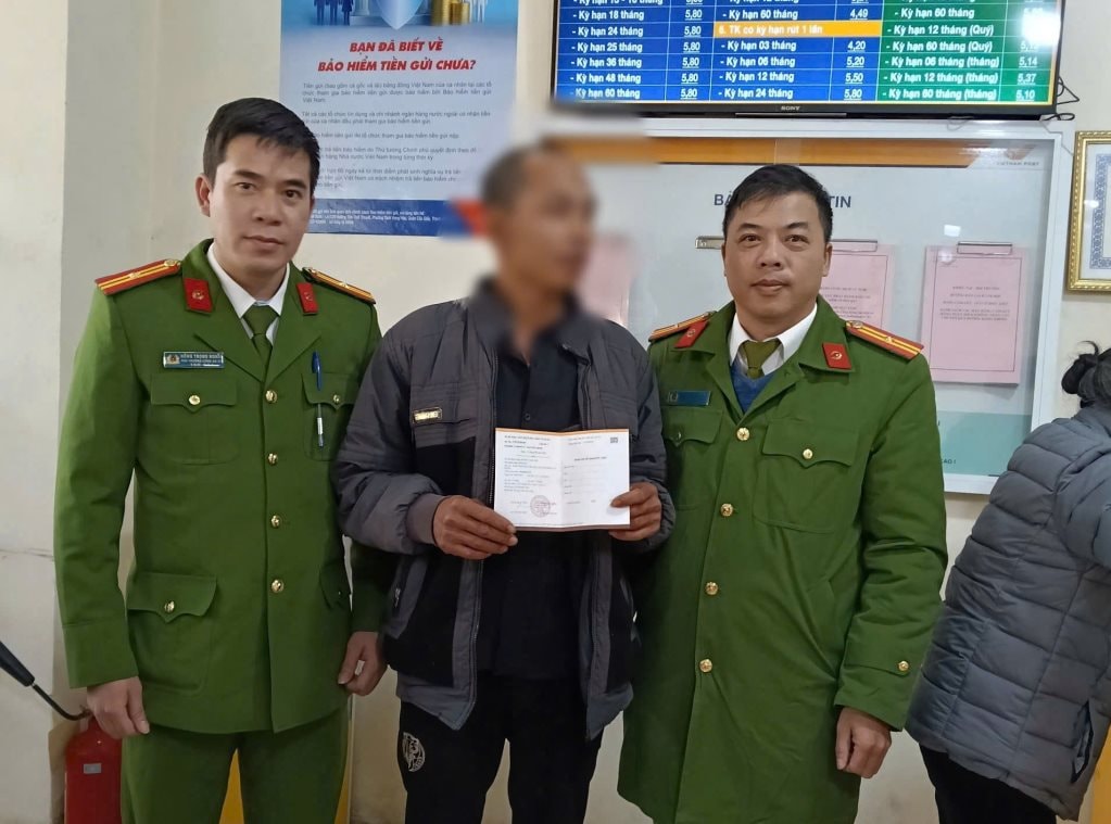 Ph&aacute;t hiện người đ&agrave;n &ocirc;ng Cao Bằng chuẩn bị chuyển khoản 67 triệu đồng v&agrave;o 1 t&agrave;i khoản nhiều nghi vấn: C&ocirc;ng an tiếp cận, y&ecirc;u cầu l&agrave;m r&otilde;- Ảnh 1.