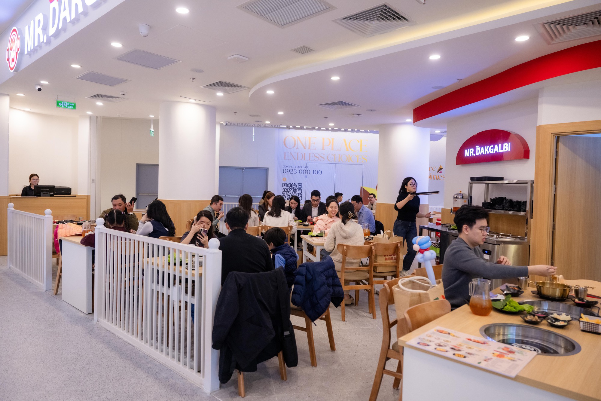 TTTM Hanoi Centre vừa ra mắt H&agrave; Nội: Kh&ocirc;ng gian sang như kh&aacute;ch sạn 5 sao, kỳ c&ocirc;ng bảo tồn c&acirc;y đa giữa khu&ocirc;n vi&ecirc;n- Ảnh 20.