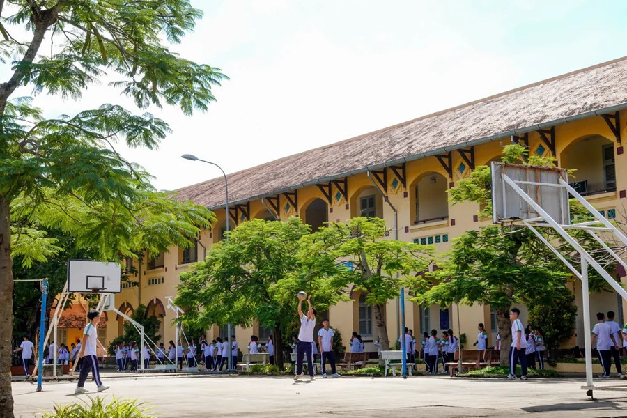 Ng&ocirc;i trường trăm tuổi ở miền T&acirc;y từng bị "doạ" đập đi x&acirc;y lại: Kiến tr&uacute;c cổ k&iacute;nh cực đẹp, trong trường c&ograve;n c&oacute; b&agrave;n thờ với &yacute; nghĩa đặc biệt- Ảnh 6.