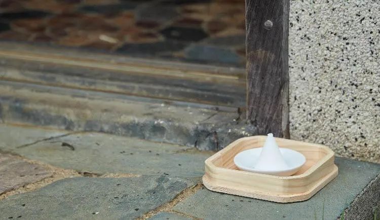 &Ocirc;ng b&agrave; dặn: Muốn nh&agrave; ph&aacute;t - cửa vượng, h&atilde;y đặt muối đ&uacute;ng 3 vị tr&iacute; n&agrave;y để k&iacute;ch hoạt t&agrave;i lộc mạnh nhất&rdquo;- Ảnh 1.