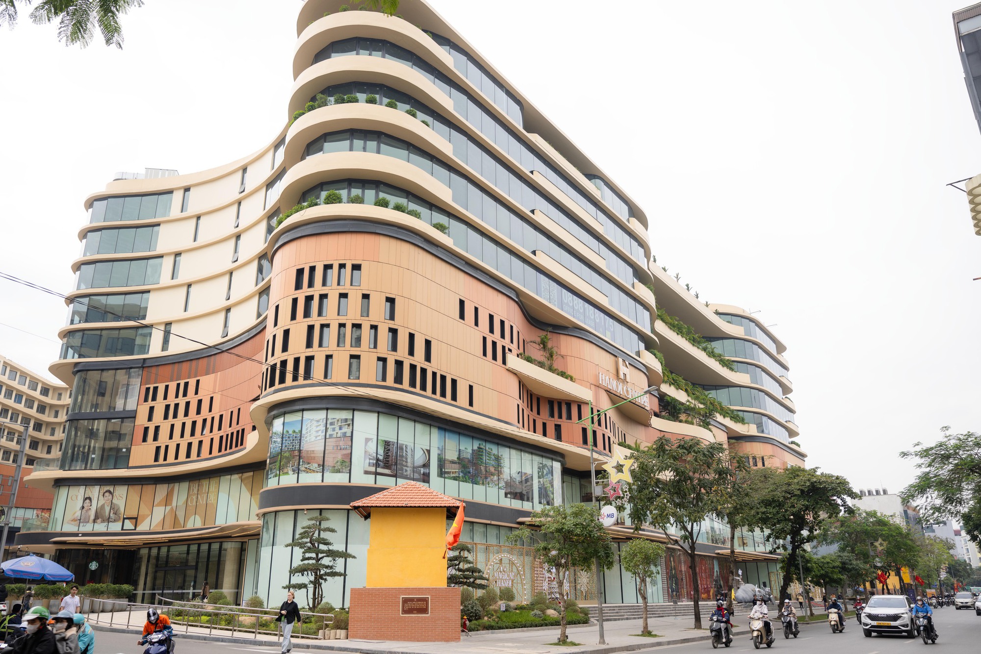 TTTM Hanoi Centre vừa ra mắt H&agrave; Nội: Kh&ocirc;ng gian sang như kh&aacute;ch sạn 5 sao, kỳ c&ocirc;ng bảo tồn c&acirc;y đa giữa khu&ocirc;n vi&ecirc;n- Ảnh 1.