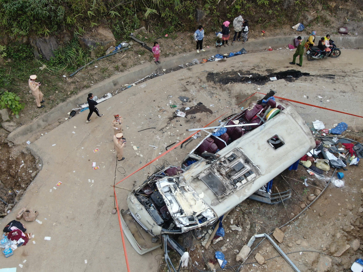 Th&ocirc;ng tin về đo&agrave;n thiện nguyện gặp nạn lật xe ở L&agrave;o Cai, 9 người tử vong- Ảnh 1.