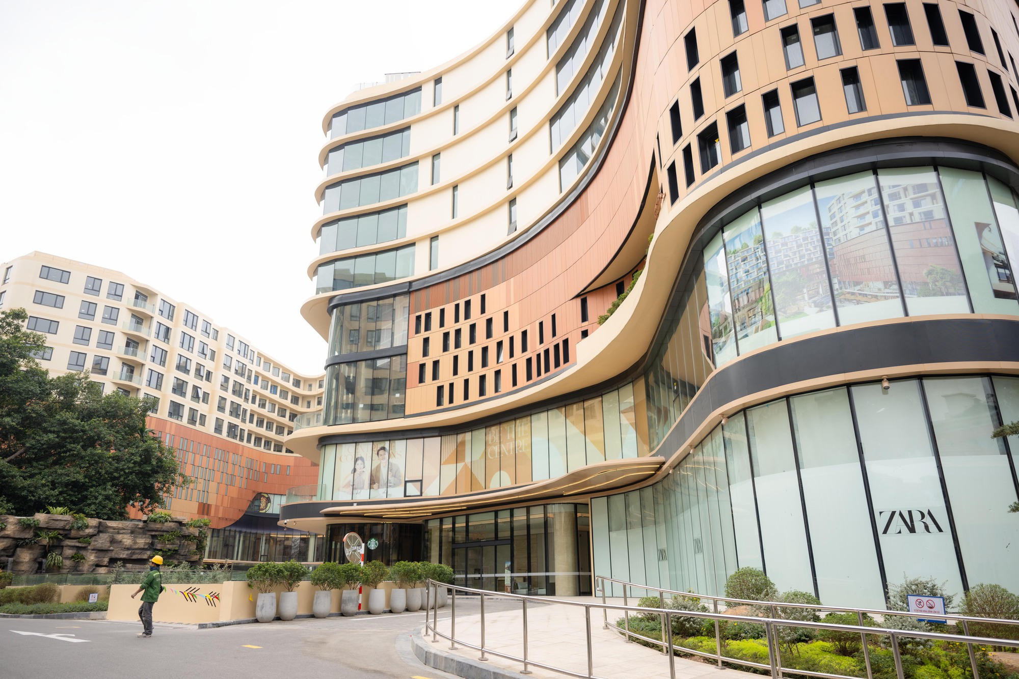 TTTM Hanoi Centre vừa ra mắt H&agrave; Nội: Kh&ocirc;ng gian sang như kh&aacute;ch sạn 5 sao, kỳ c&ocirc;ng bảo tồn c&acirc;y đa giữa khu&ocirc;n vi&ecirc;n- Ảnh 2.