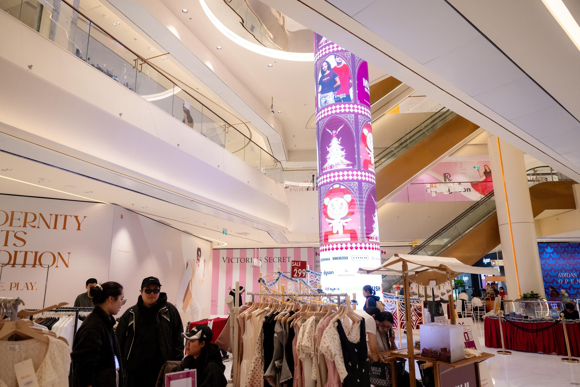 TTTM Hanoi Centre vừa ra mắt H&agrave; Nội: Kh&ocirc;ng gian sang như kh&aacute;ch sạn 5 sao, kỳ c&ocirc;ng bảo tồn c&acirc;y đa giữa khu&ocirc;n vi&ecirc;n- Ảnh 13.