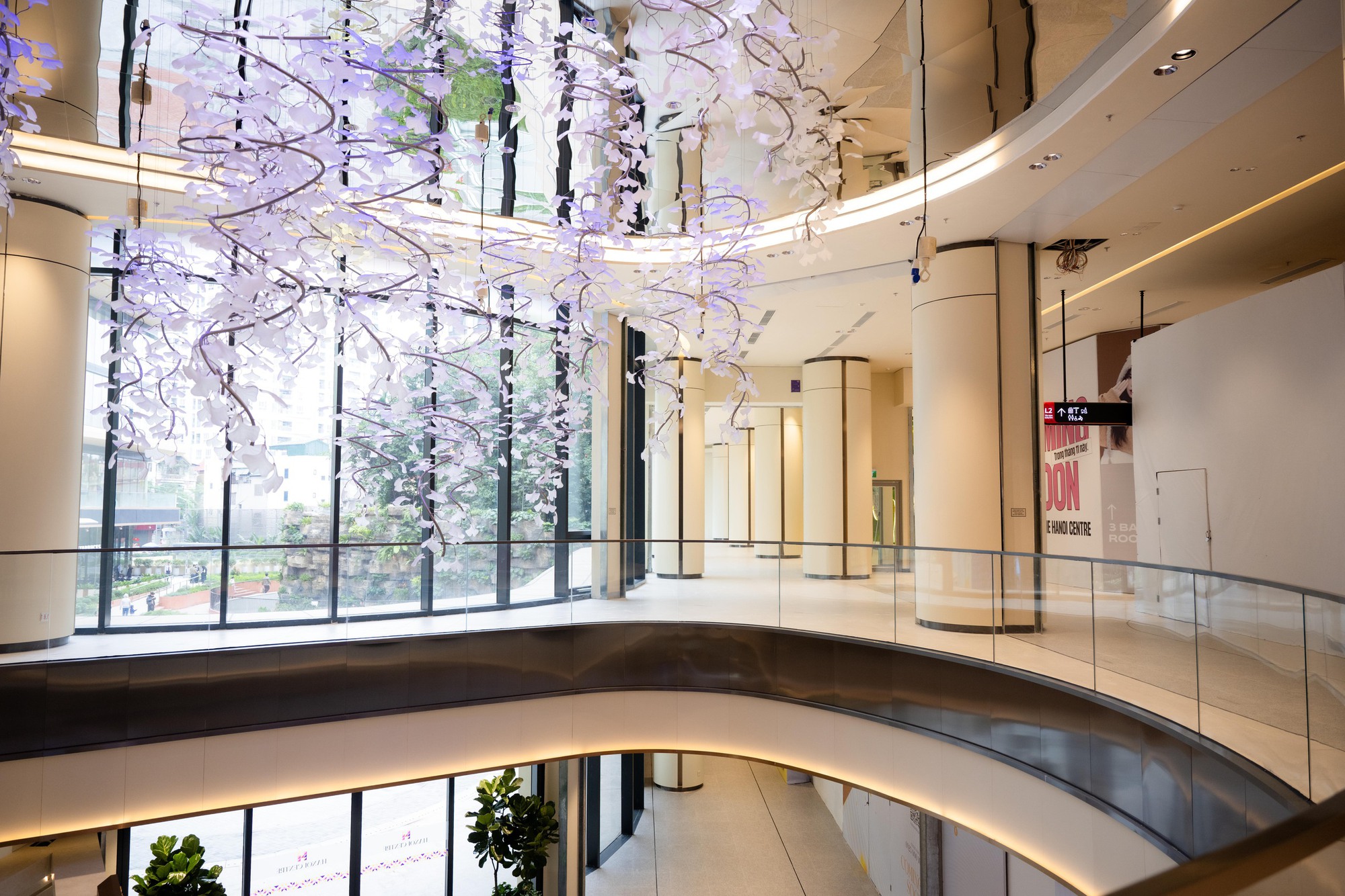 TTTM Hanoi Centre vừa ra mắt H&agrave; Nội: Kh&ocirc;ng gian sang như kh&aacute;ch sạn 5 sao, kỳ c&ocirc;ng bảo tồn c&acirc;y đa giữa khu&ocirc;n vi&ecirc;n- Ảnh 24.