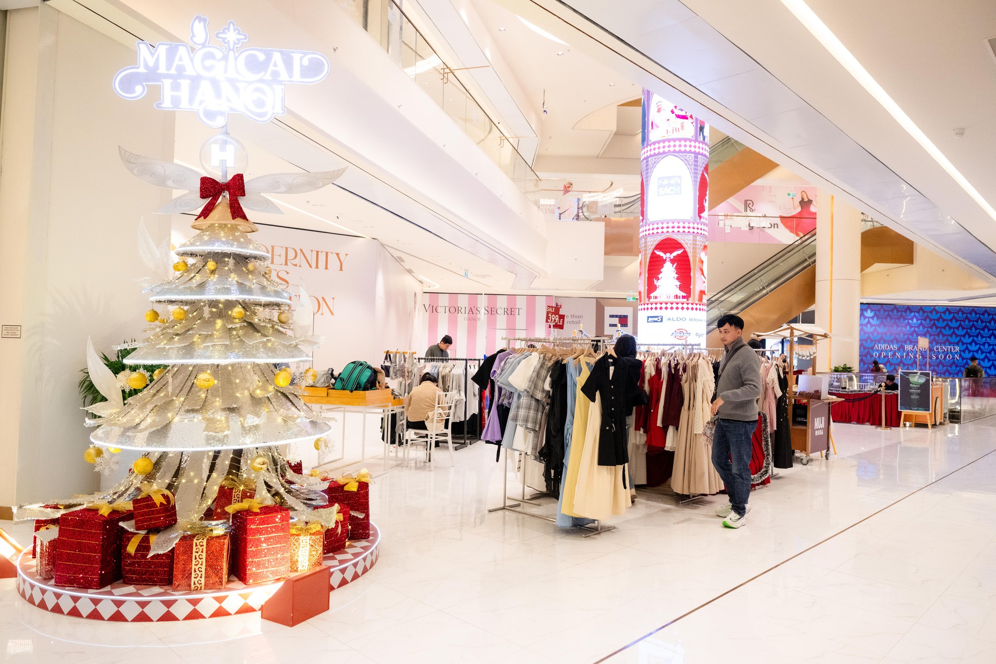 TTTM Hanoi Centre vừa ra mắt H&agrave; Nội: Kh&ocirc;ng gian sang như kh&aacute;ch sạn 5 sao, kỳ c&ocirc;ng bảo tồn c&acirc;y đa giữa khu&ocirc;n vi&ecirc;n- Ảnh 26.