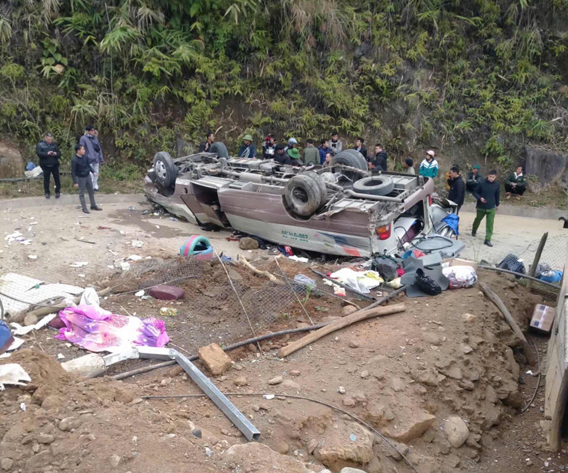 Hiện trường vụ lật xe kh&aacute;ch khiến 9 gi&aacute;o vi&ecirc;n tử vong- Ảnh 2.