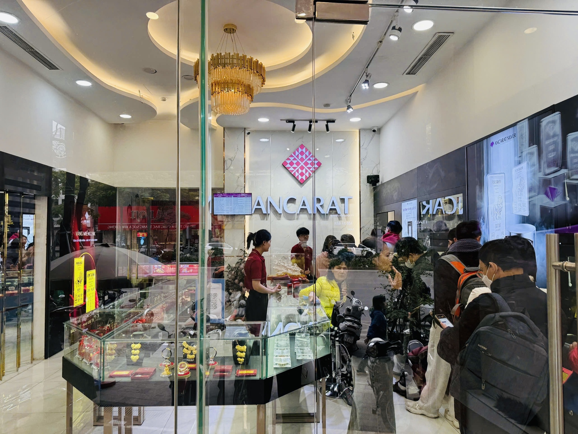 Gi&aacute; bạc tăng mạnh, người d&acirc;n H&agrave; Nội xếp h&agrave;ng mua- Ảnh 5.