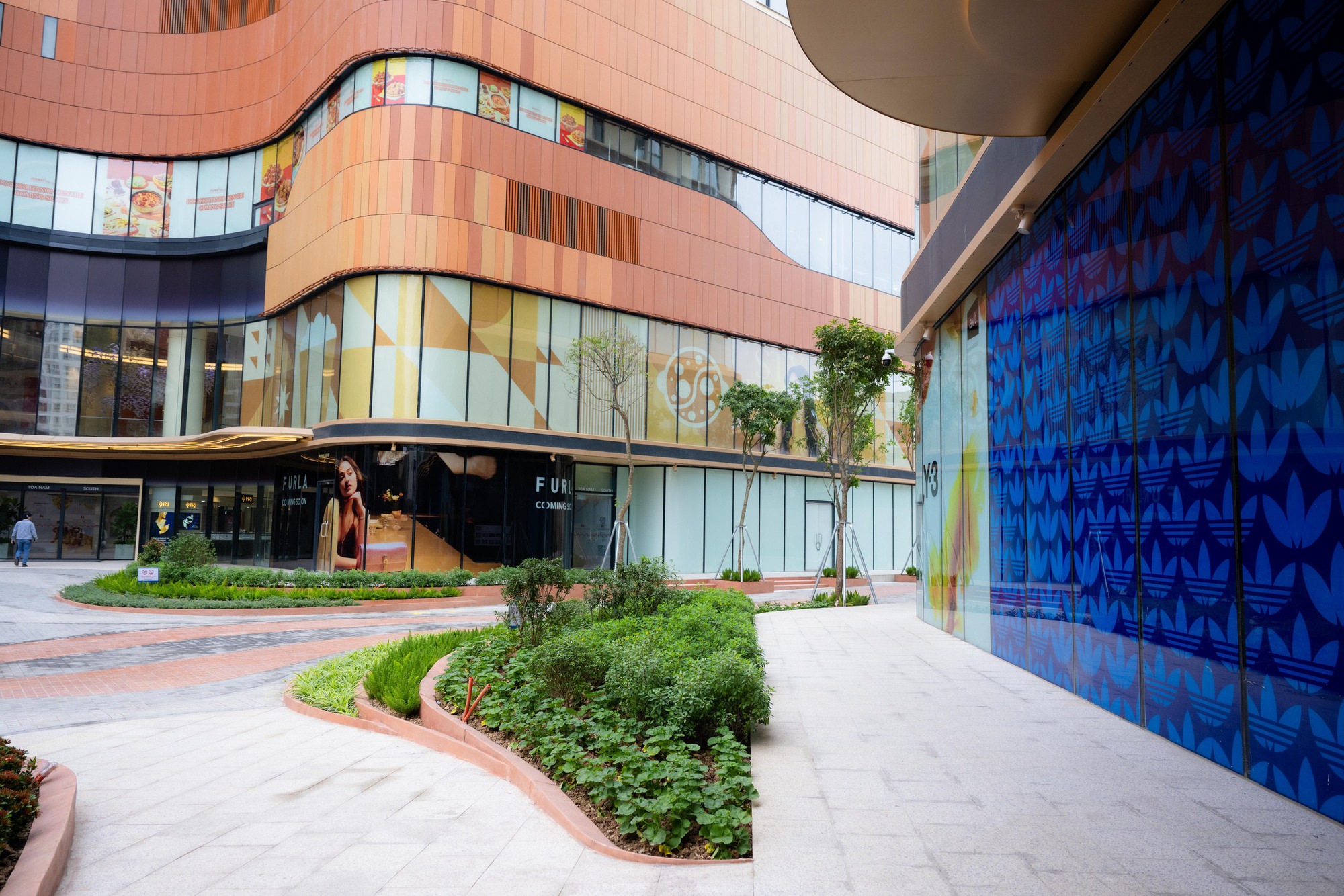 TTTM Hanoi Centre vừa ra mắt H&agrave; Nội: Kh&ocirc;ng gian sang như kh&aacute;ch sạn 5 sao, kỳ c&ocirc;ng bảo tồn c&acirc;y đa giữa khu&ocirc;n vi&ecirc;n- Ảnh 4.