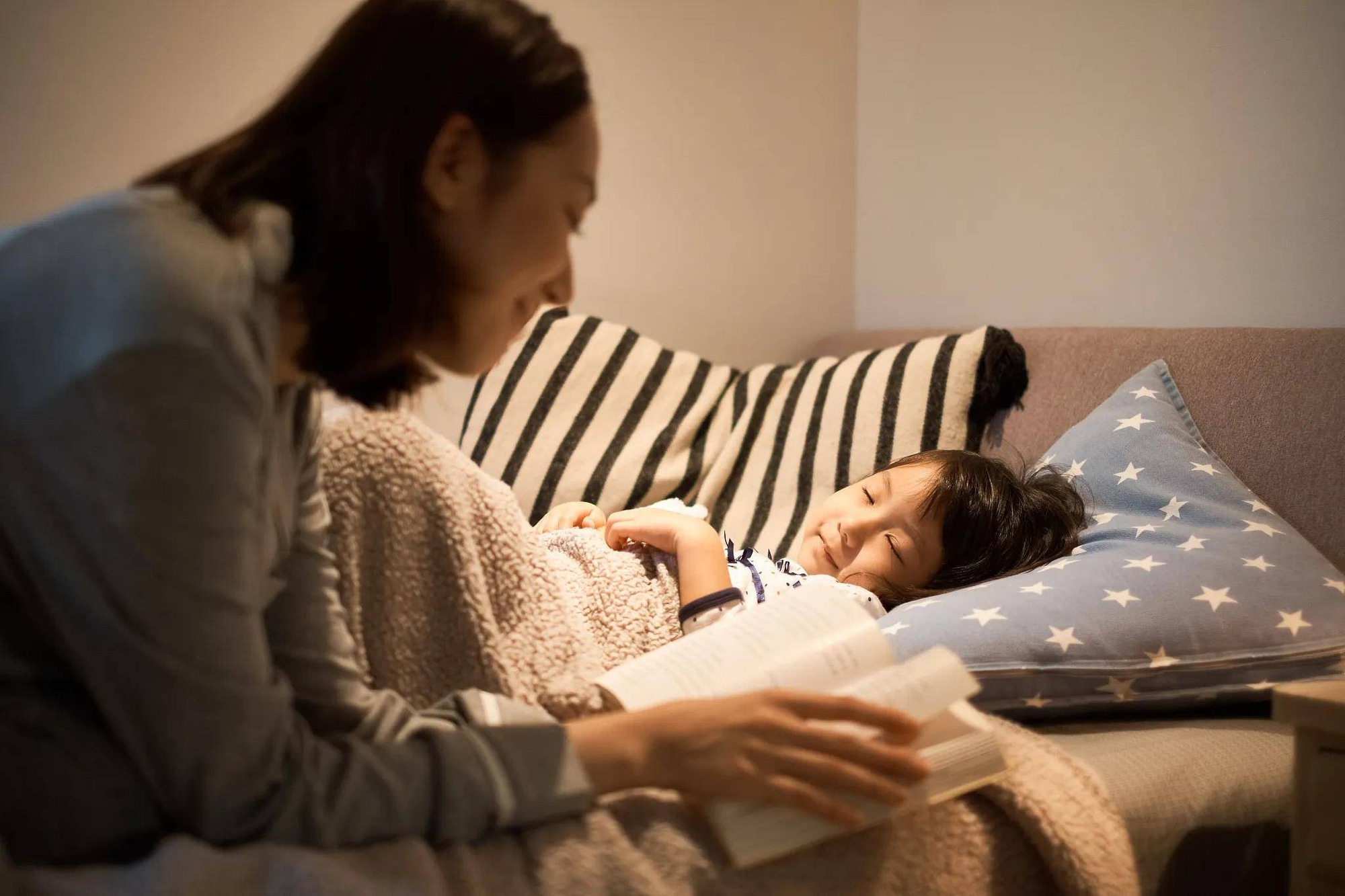 Bé gái 4 tuổi liên tục nói có quái vật dưới gầm giường, không dám ngủ một mình, người mẹ lắp camera rồi quyết định ly hôn với chồng- Ảnh 2. Bé gái 4 tuổi liên tục nói có quái vật dưới gầm giường, không dám ngủ một mình, người mẹ lắp camera rồi quyết định ly hôn với chồng- Ảnh 2.