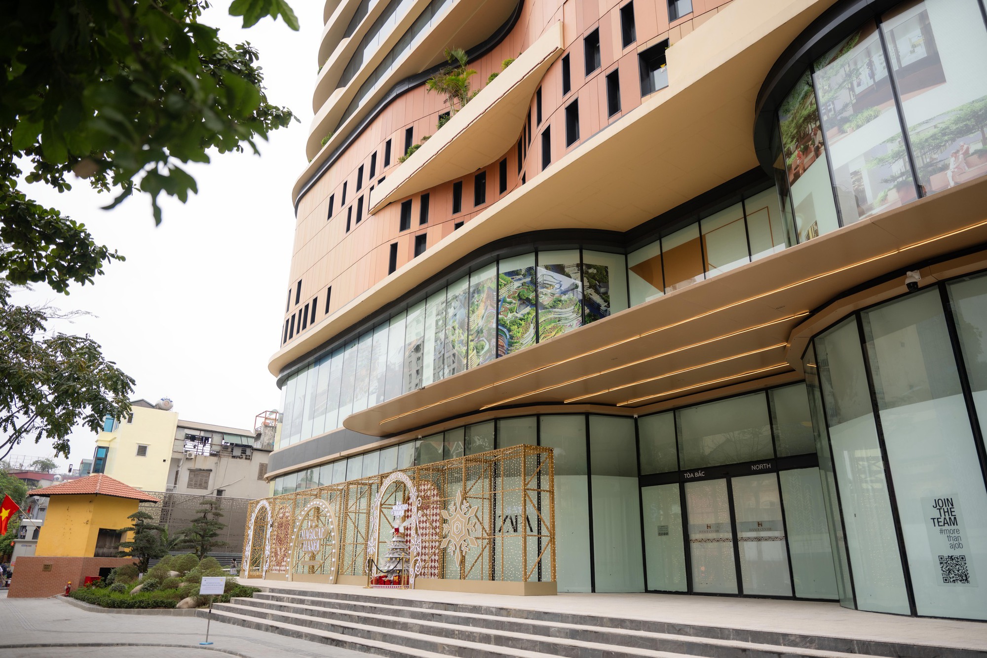 TTTM Hanoi Centre vừa ra mắt H&agrave; Nội: Kh&ocirc;ng gian sang như kh&aacute;ch sạn 5 sao, kỳ c&ocirc;ng bảo tồn c&acirc;y đa giữa khu&ocirc;n vi&ecirc;n- Ảnh 5.