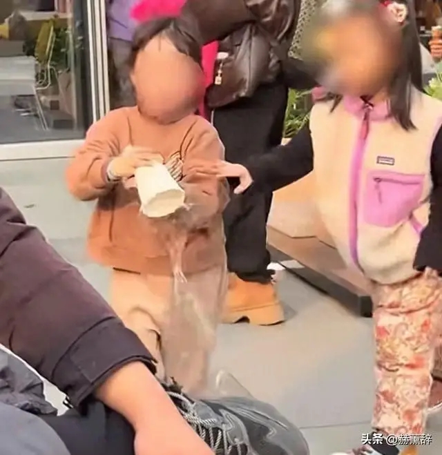 Chỉ v&agrave;i gi&acirc;y va chạm giữa hai đứa trẻ, c&aacute;ch phản ứng của người mẹ khiến d&acirc;n mạng lắc đầu: "Như n&agrave;y sao dạy được con?"- Ảnh 2.