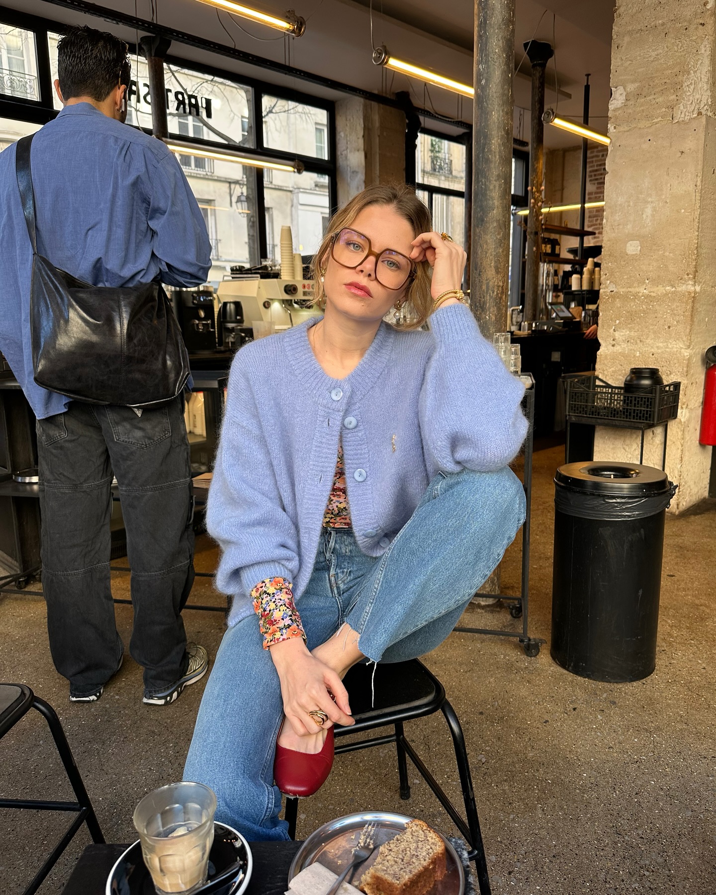 Phụ nữ Ph&aacute;p diện 5 gam m&agrave;u trang phục n&agrave;y rất nhiều, bảo sao style sang trọng kh&ocirc;ng cần cố- Ảnh 10.