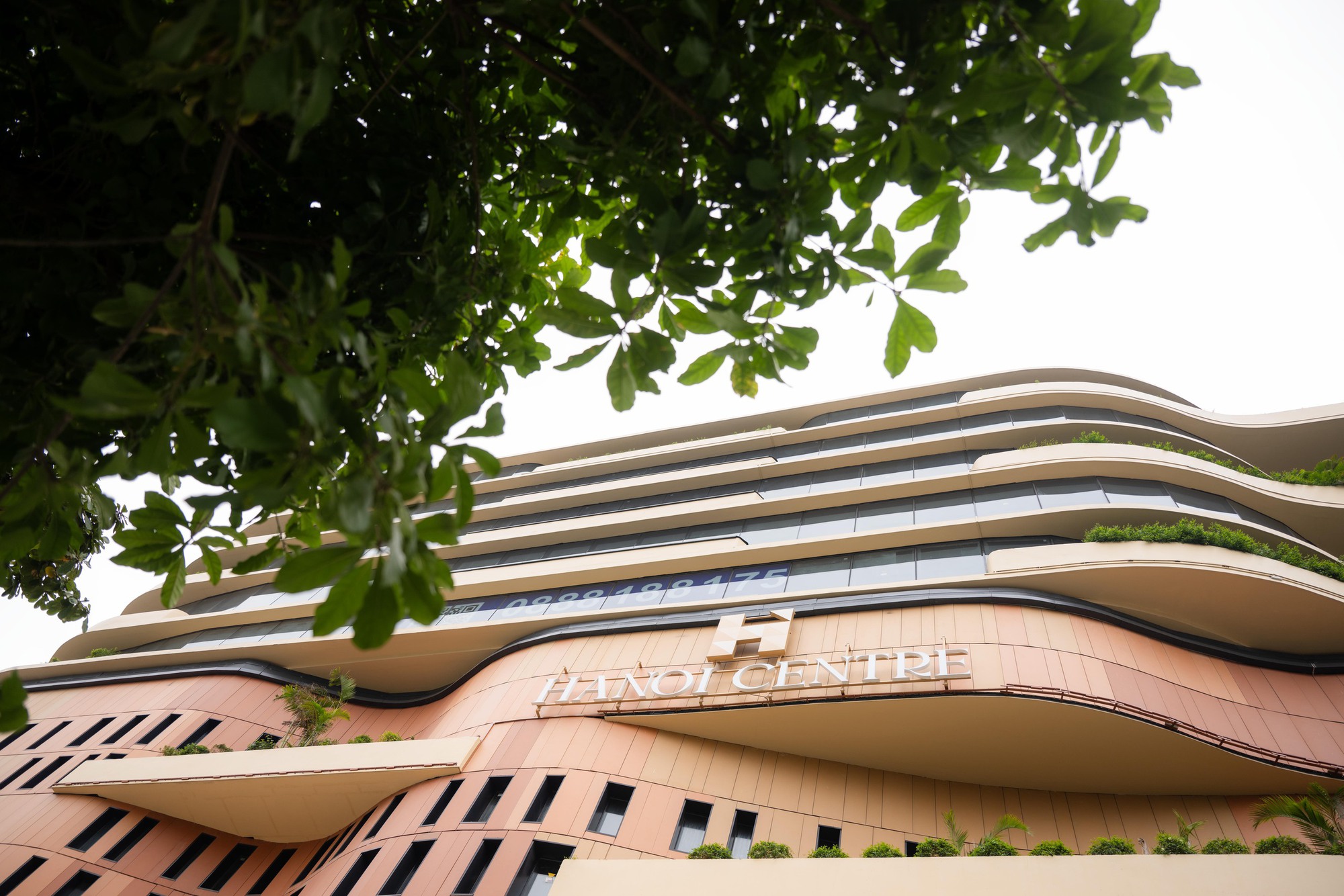 TTTM Hanoi Centre vừa ra mắt H&agrave; Nội: Kh&ocirc;ng gian sang như kh&aacute;ch sạn 5 sao, kỳ c&ocirc;ng bảo tồn c&acirc;y đa giữa khu&ocirc;n vi&ecirc;n- Ảnh 6.