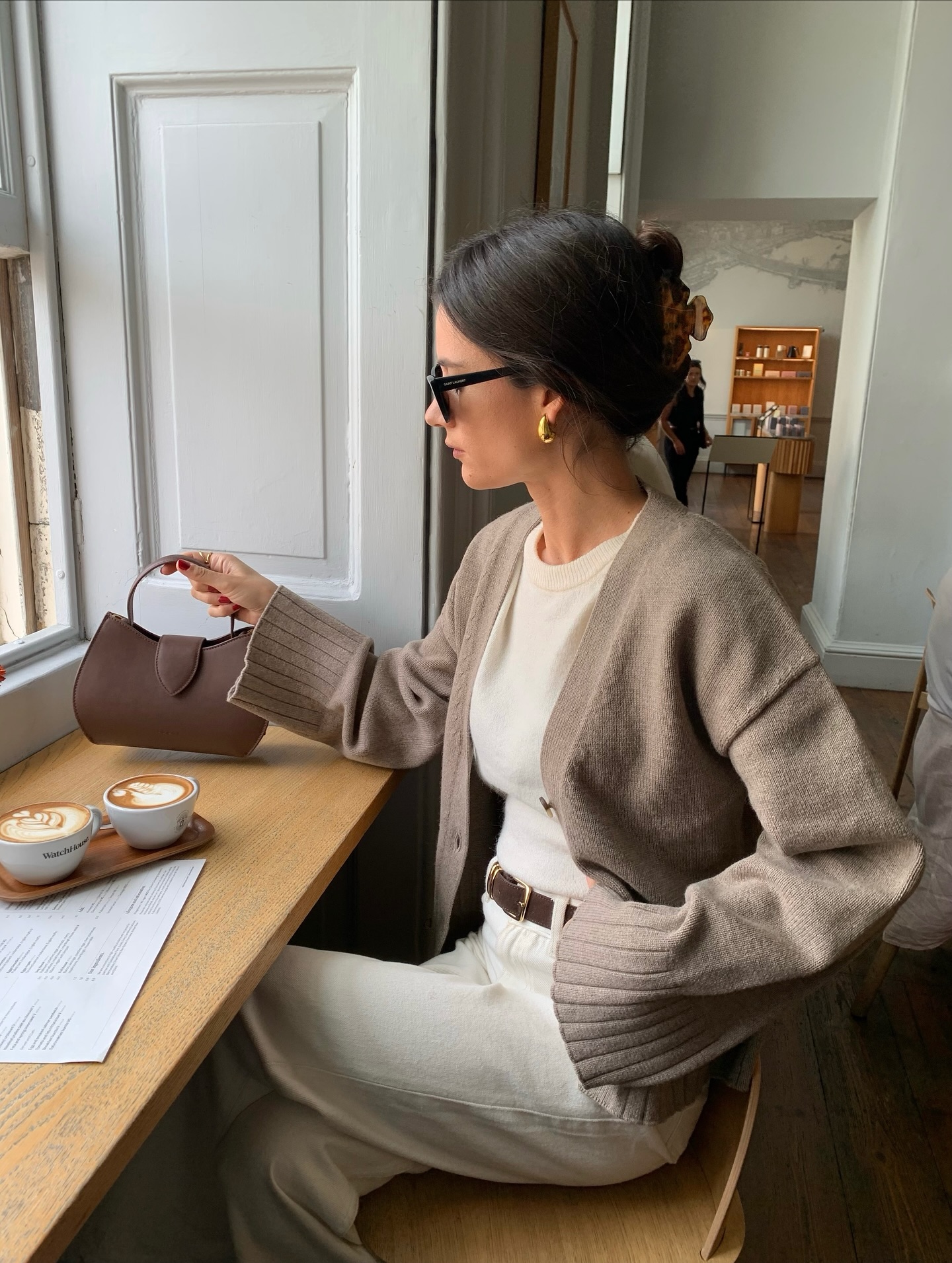 Phụ nữ Ph&aacute;p diện 5 gam m&agrave;u trang phục n&agrave;y rất nhiều, bảo sao style sang trọng kh&ocirc;ng cần cố- Ảnh 12.