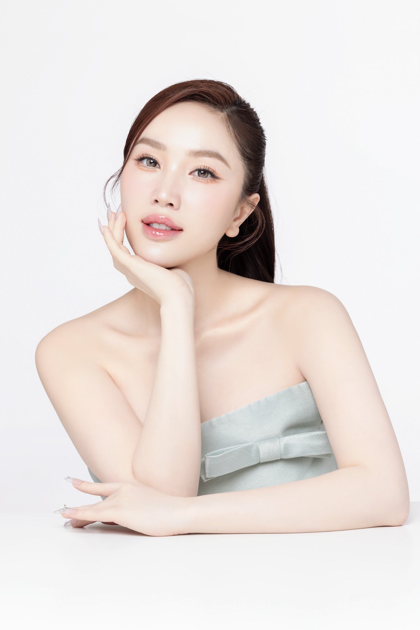 Người đẹp được cầu h&ocirc;n ở thi&ecirc;n đường biển: Chồng l&agrave; đại gia si&ecirc;u gi&agrave;u, duy nhất 5 sao Việt tham gia đ&aacute;m cưới- Ảnh 1.