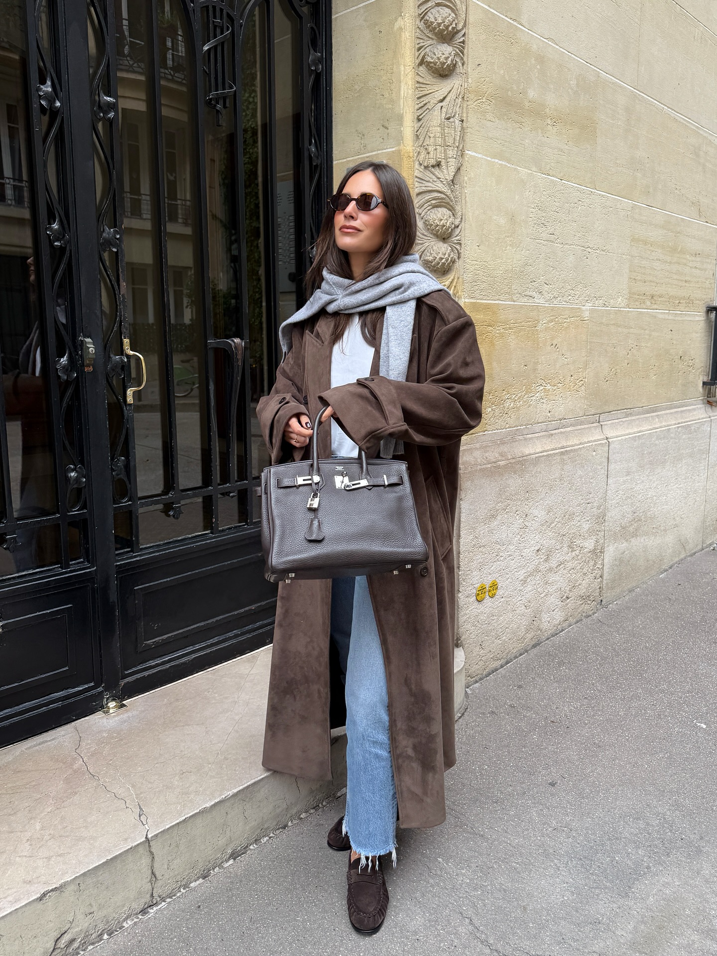 Phụ nữ Ph&aacute;p diện 5 gam m&agrave;u trang phục n&agrave;y rất nhiều, bảo sao style sang trọng kh&ocirc;ng cần cố- Ảnh 8.