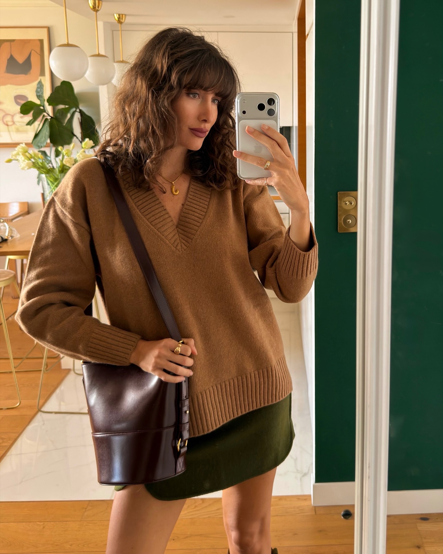 Phụ nữ Ph&aacute;p diện 5 gam m&agrave;u trang phục n&agrave;y rất nhiều, bảo sao style sang trọng kh&ocirc;ng cần cố- Ảnh 7.