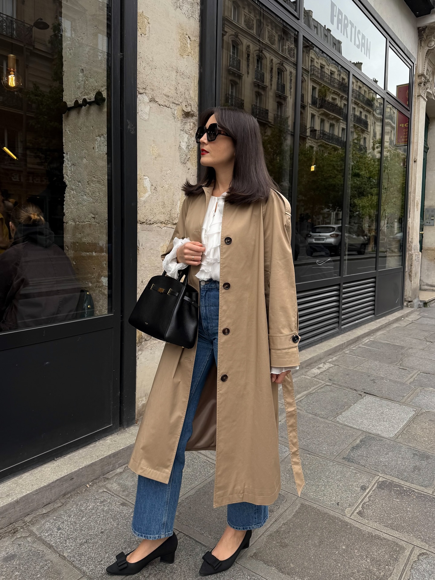 Phụ nữ Ph&aacute;p diện 5 gam m&agrave;u trang phục n&agrave;y rất nhiều, bảo sao style sang trọng kh&ocirc;ng cần cố- Ảnh 2.