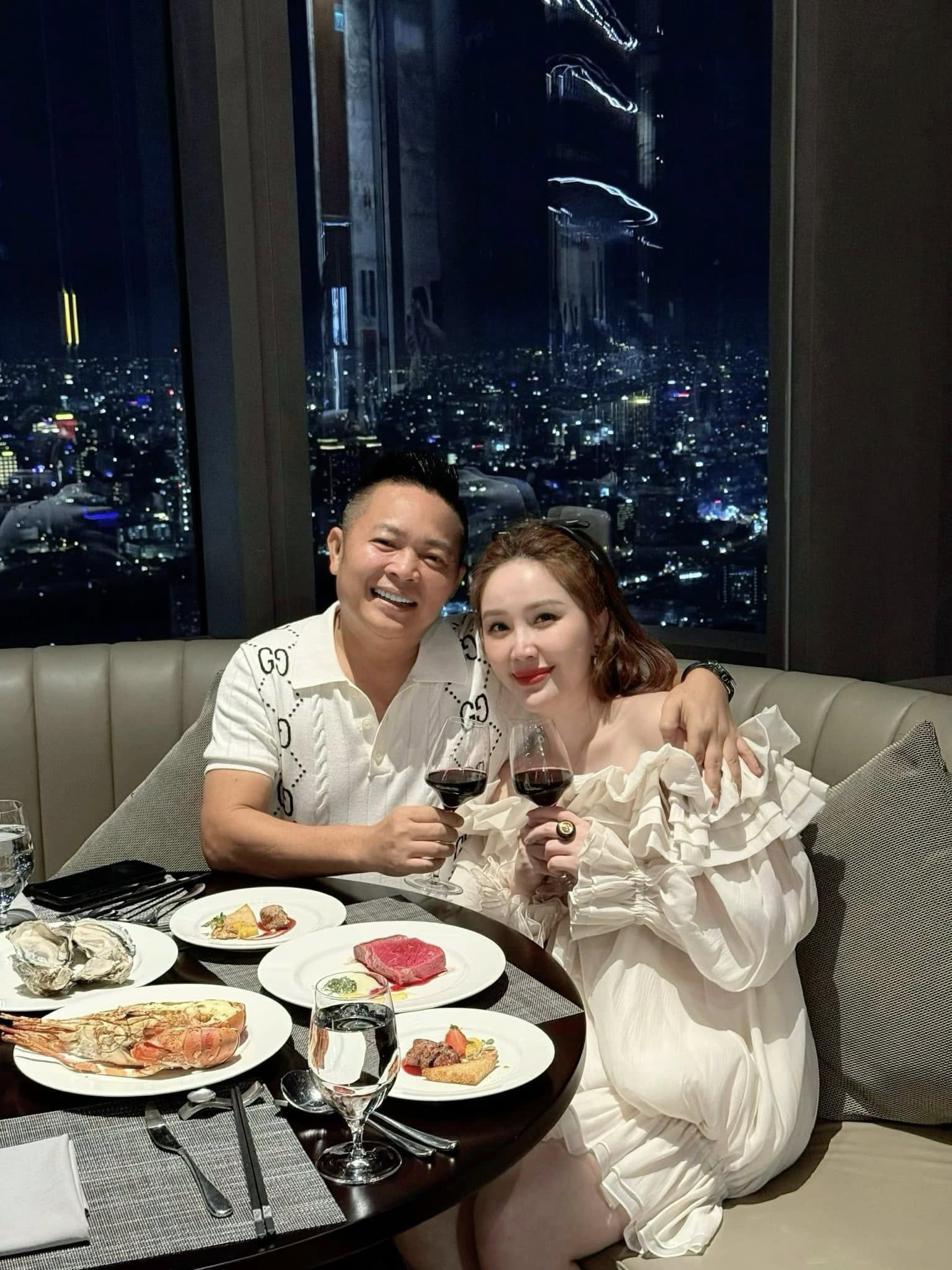 Người đẹp được cầu h&ocirc;n ở thi&ecirc;n đường biển: Chồng l&agrave; đại gia si&ecirc;u gi&agrave;u, duy nhất 5 sao Việt tham gia đ&aacute;m cưới- Ảnh 7.