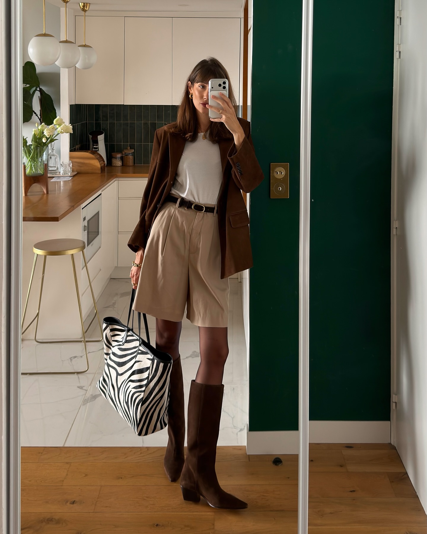 Phụ nữ Ph&aacute;p diện 5 gam m&agrave;u trang phục n&agrave;y rất nhiều, bảo sao style sang trọng kh&ocirc;ng cần cố- Ảnh 9.