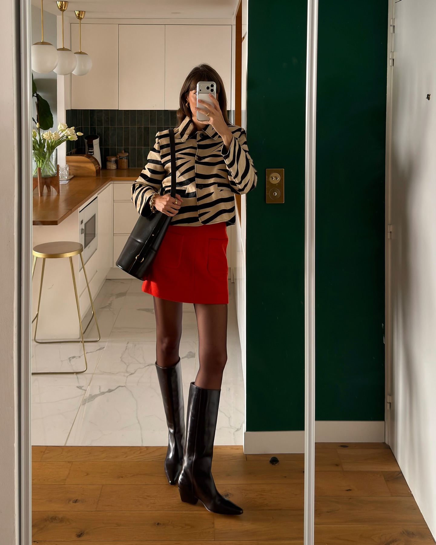 Phụ nữ Ph&aacute;p diện 5 gam m&agrave;u trang phục n&agrave;y rất nhiều, bảo sao style sang trọng kh&ocirc;ng cần cố- Ảnh 5.