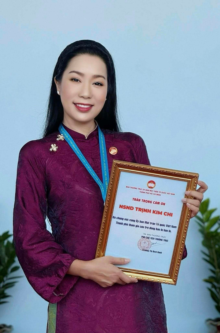 &Aacute; hậu Việt học tiến sĩ ở tuổi 54: L&agrave; gi&aacute;m đốc s&acirc;n khấu kịch, h&ocirc;n nh&acirc;n vi&ecirc;n m&atilde;n- Ảnh 3.