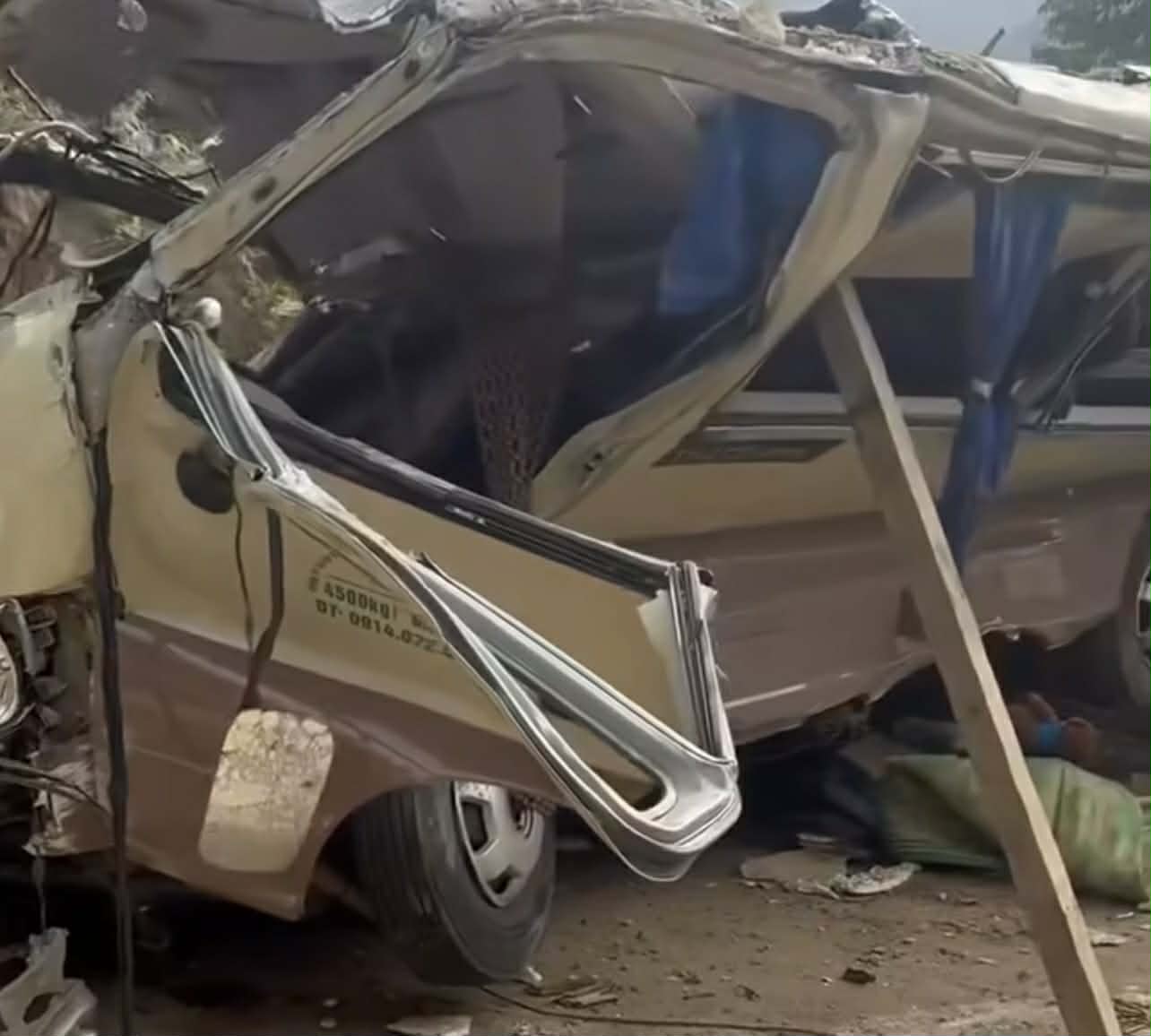 Vụ lật xe chở đo&agrave;n đi từ thiện khiến 9 người chết: Nh&acirc;n chứng kể l&uacute;c xe lật, nạn nh&acirc;n rơi ra ngo&agrave;i- Ảnh 2.