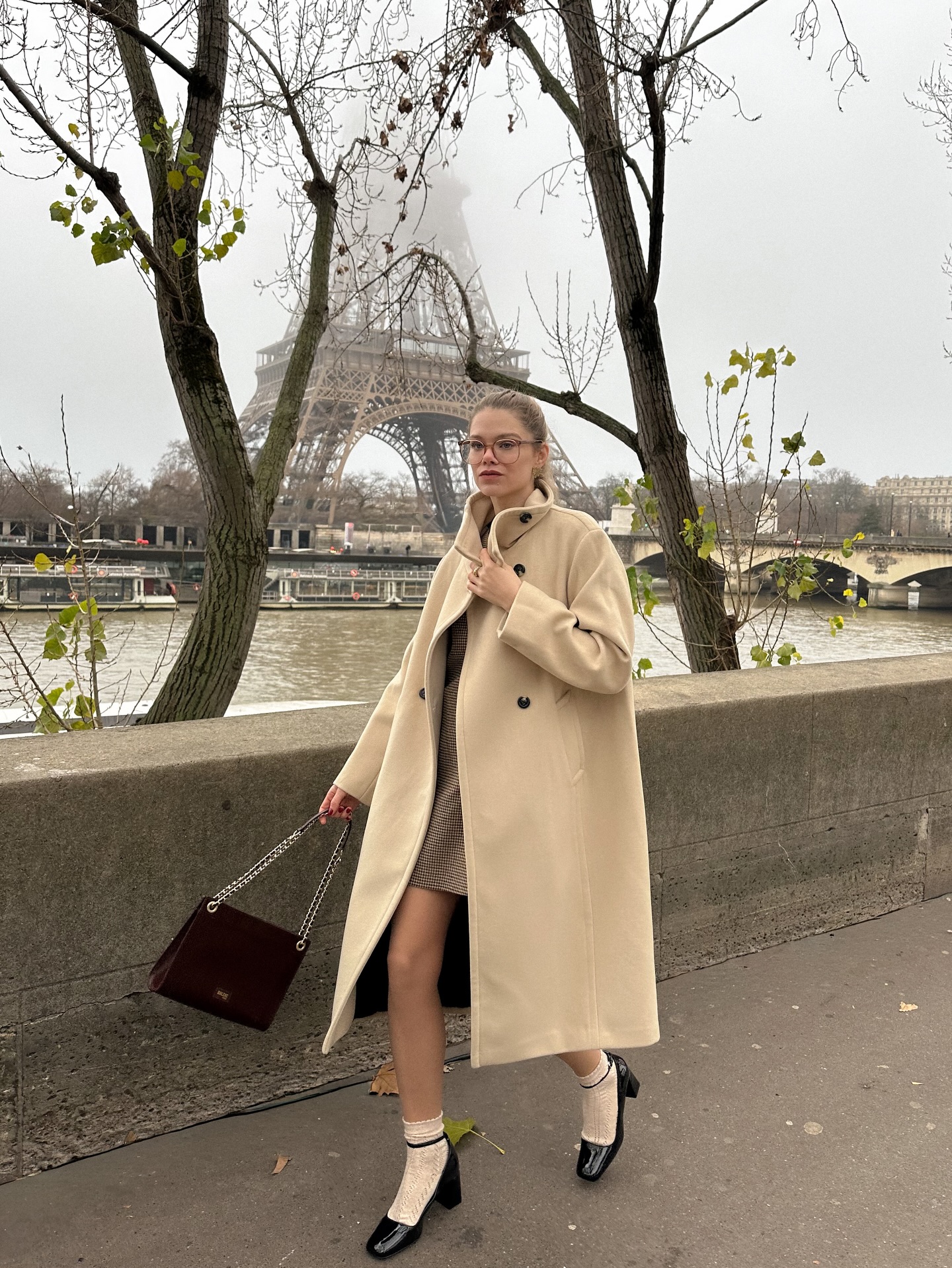 Phụ nữ Ph&aacute;p diện 5 gam m&agrave;u trang phục n&agrave;y rất nhiều, bảo sao style sang trọng kh&ocirc;ng cần cố- Ảnh 1.